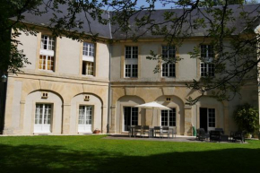 Magnifique château rénové proche bourg grand parc belle terrasse billard, ping pong, proche Bayeux et plages du débarquement